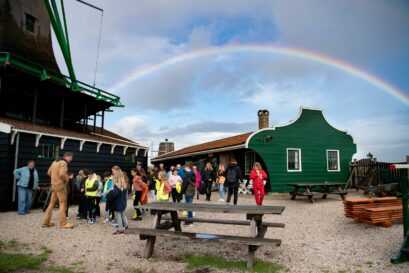 uitleg door molenaar buiten met regenboog