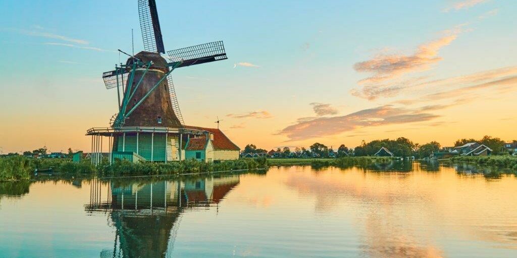 Fotowedstrijd het perfecte plaatje thema molens in de weerspiegeling - foto Kees Jak