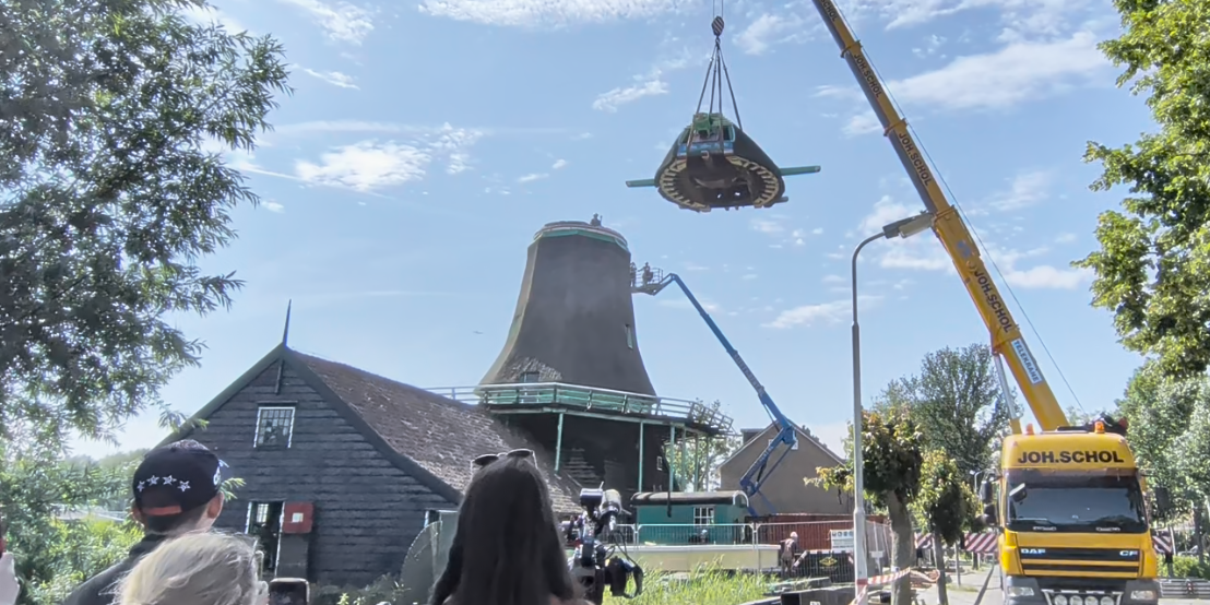 De kap hangt in de takels.