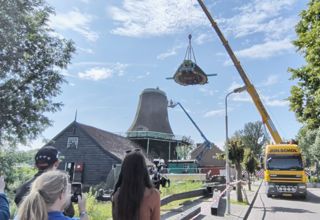 De kap hangt in de takels.